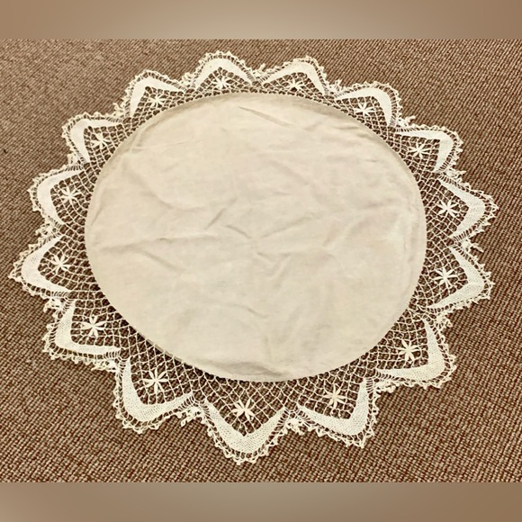 Early 20th Century Antique Hand Crocheted Trim Cotton Linen Round Table Cloth - Picture 2 of 9
